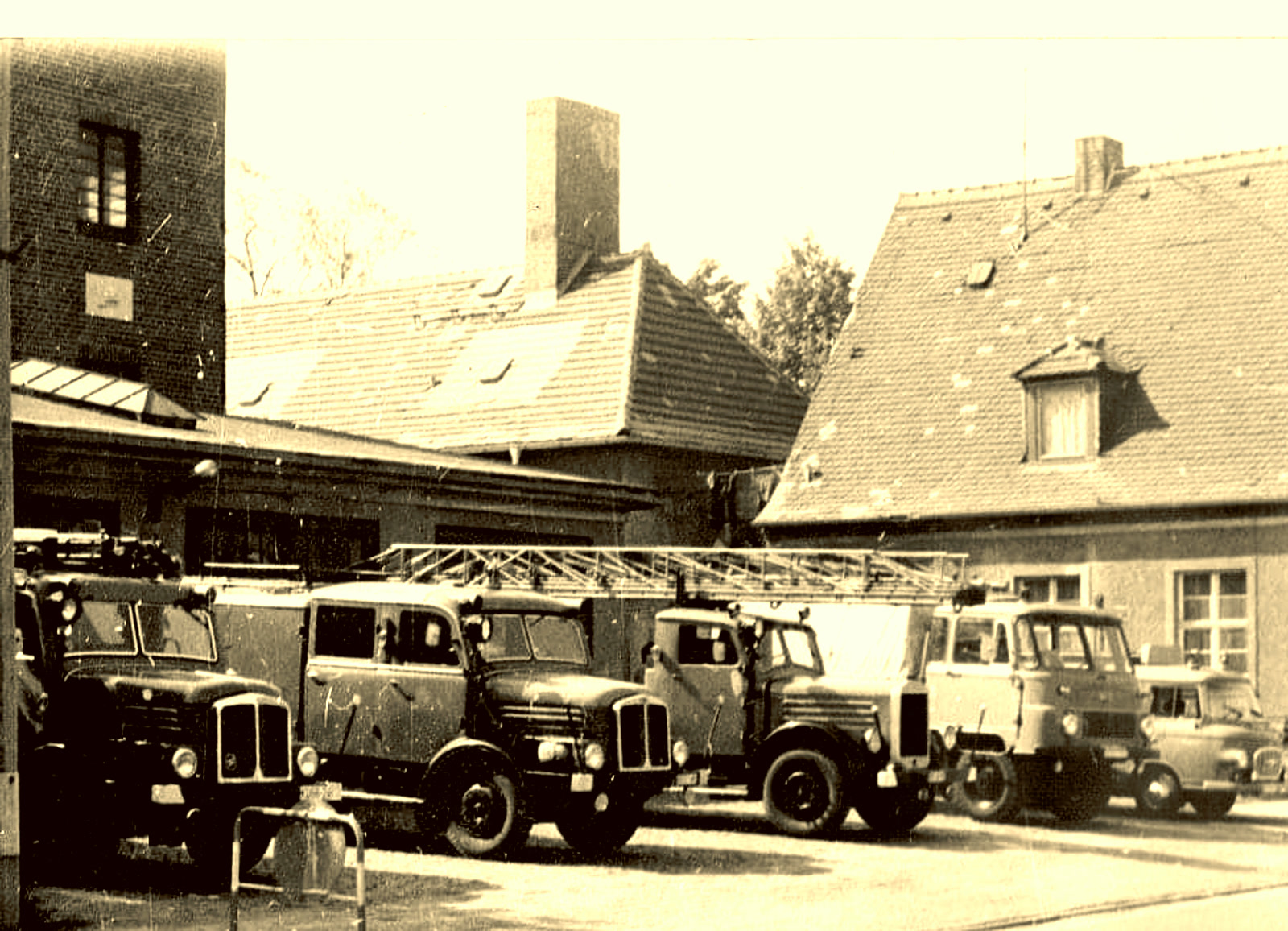 Die Feuerwache Wolfen mit ihren Löschfahrzeugen, historische Aufnahme