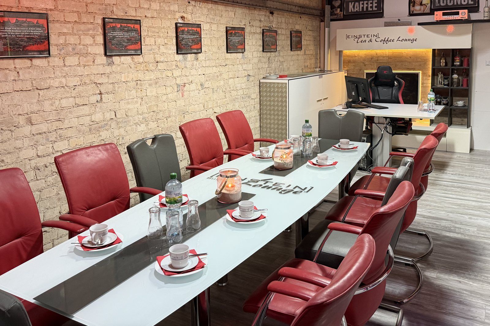Konferenzraum in der Alten Feuerwache Wolfen mit gedecktem Tisch und Lounge