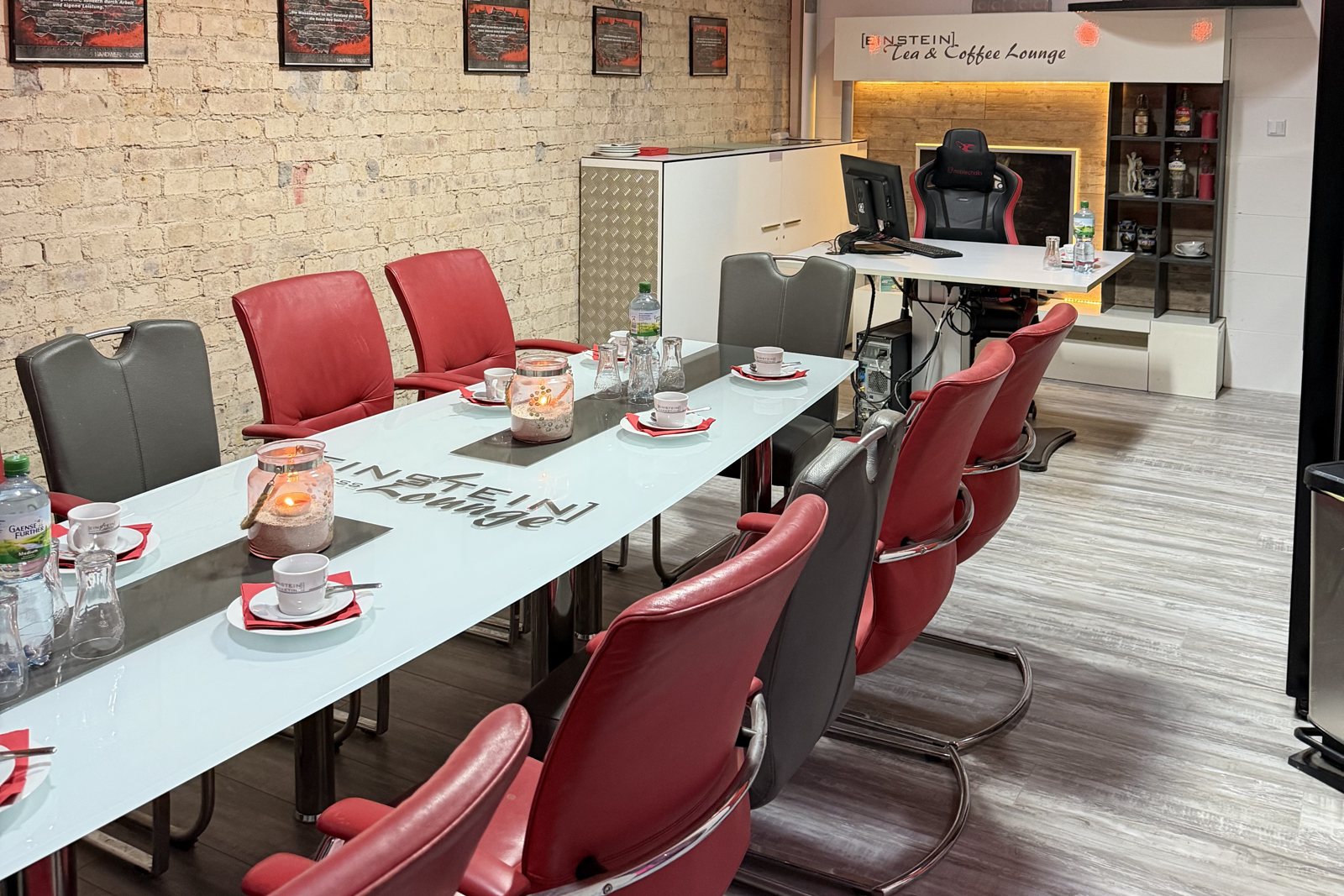 Blick über den Tagungstisch zur Tea & Coffee Lounge