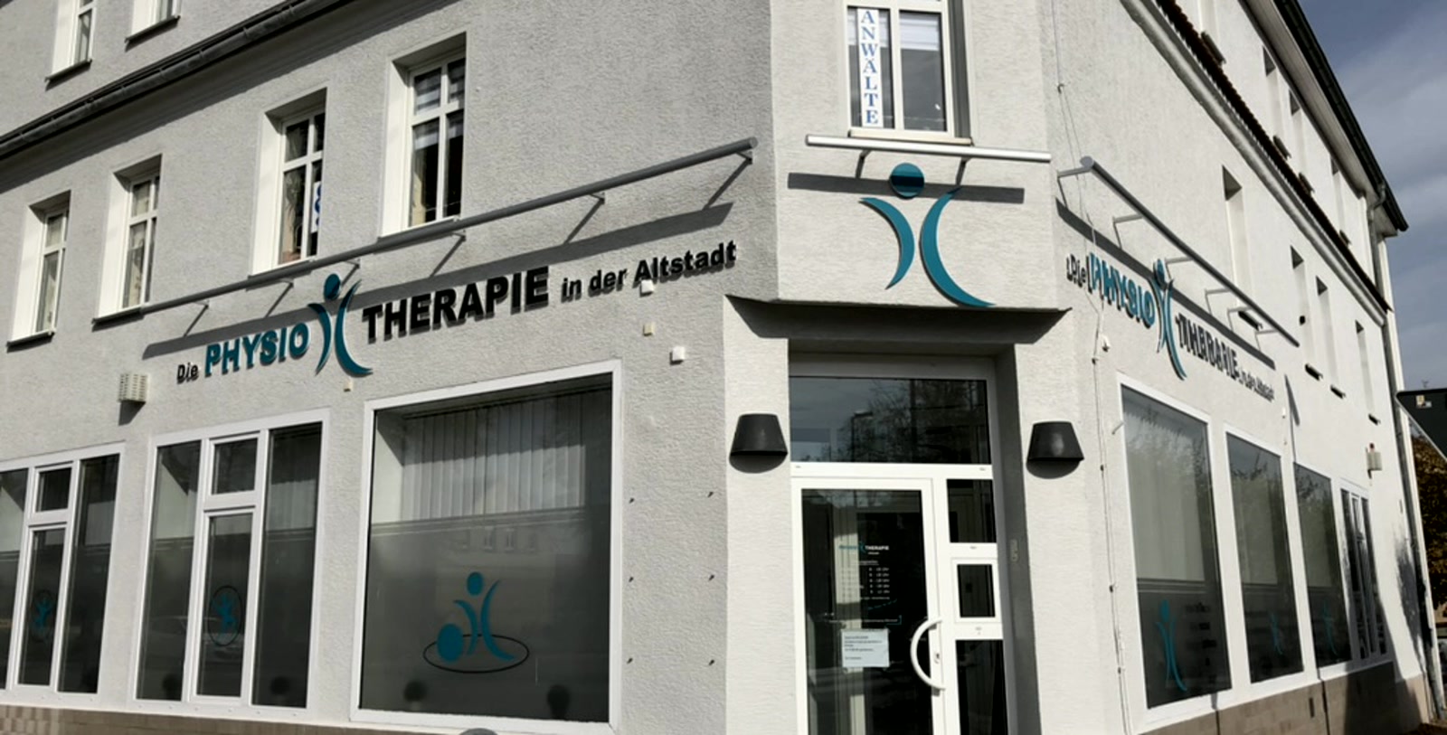 Fassadenbeschriftung und Fensterfolie einer Physiotherapie-Praxis