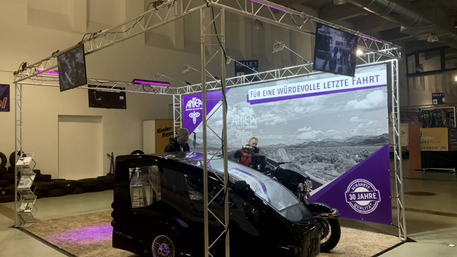 Von uns gestalteter Messestand mit Großformat-Banner und Bildschirmen