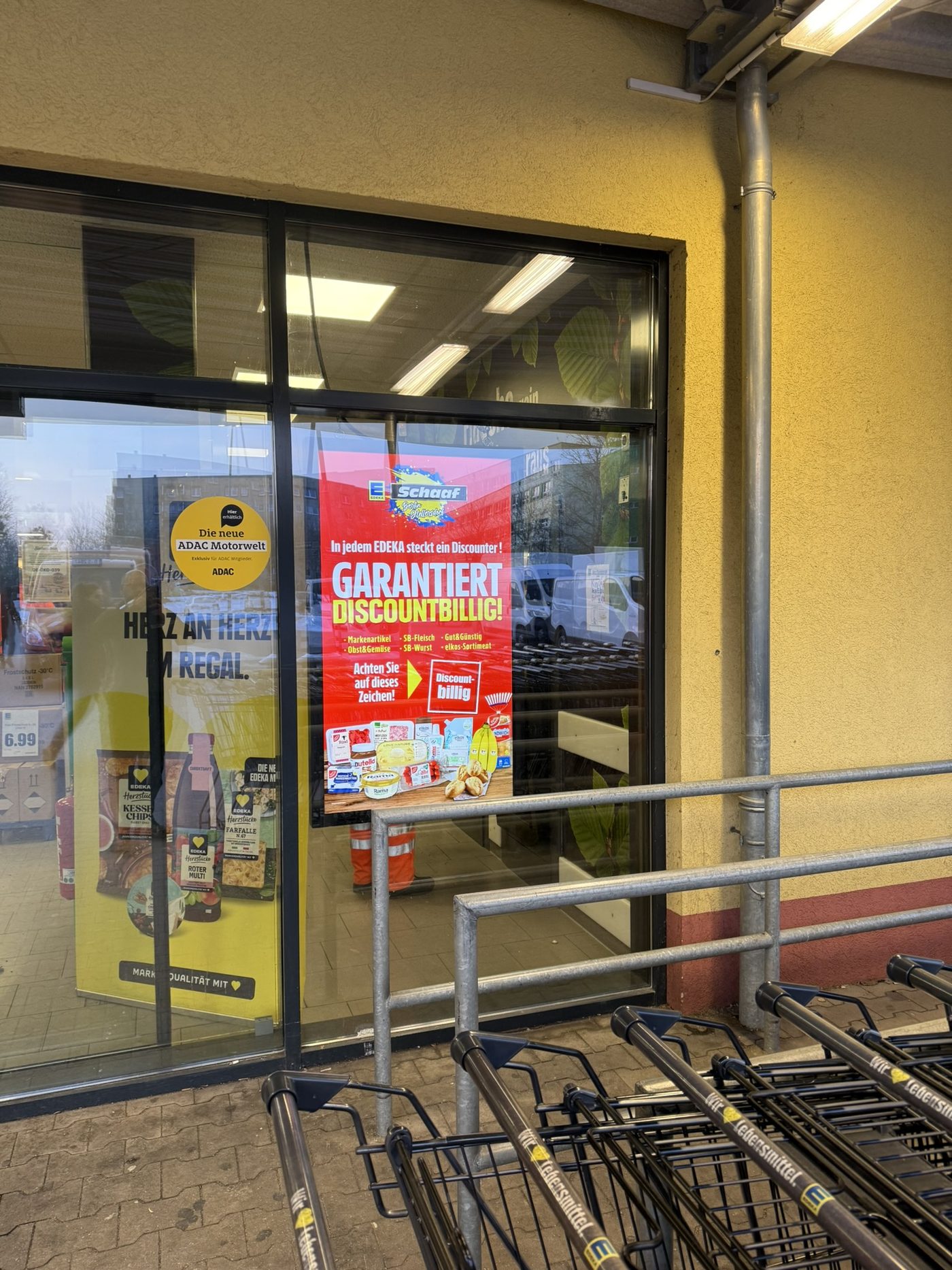 Bildschirm im Schaufenster, nach außen gerichtet